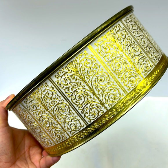 Vintage large 10.5”  lidded tin marked  “Guildcraft” NewYork USA - Picture 9 of 9